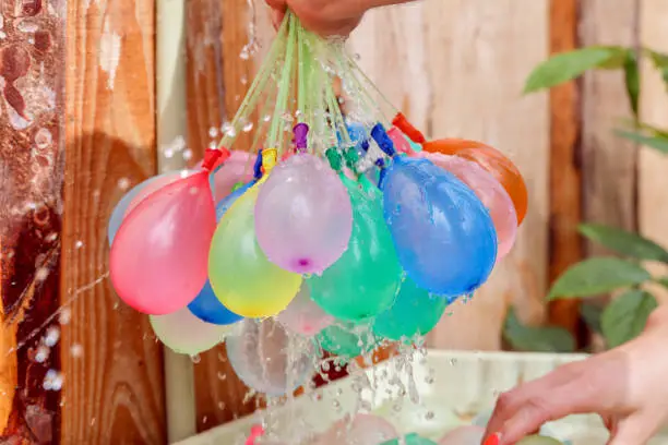 Self inflating water balloons